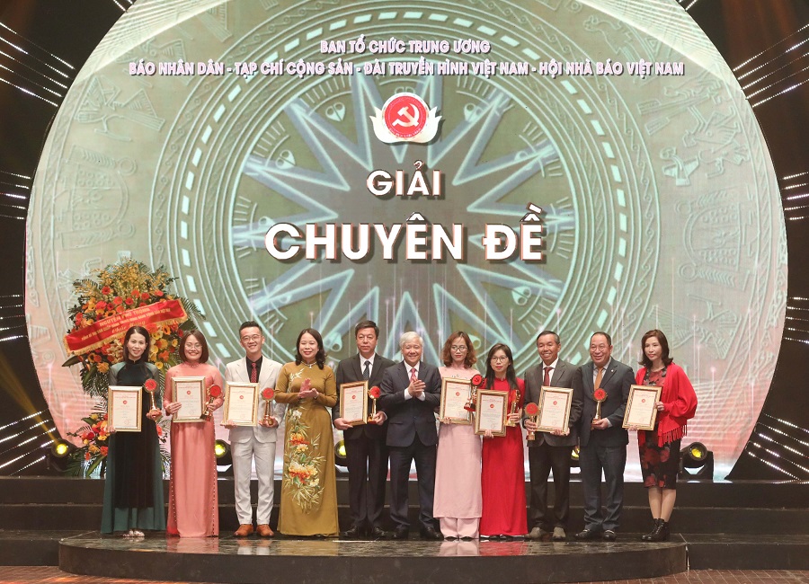 Các tác giả, nhóm tác giả đoạt Giải Chuyên đề.