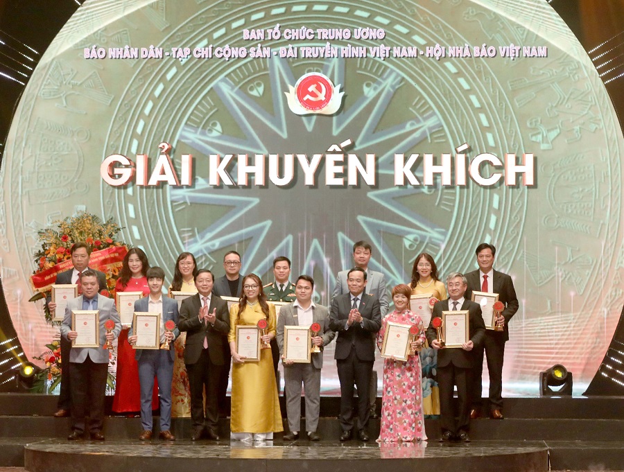 Các tác giả, nhóm tác giả đoạt Giải Khuyến khích.
