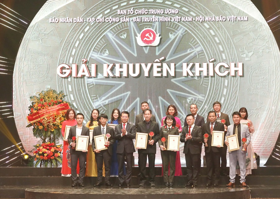 Các tác giả, nhóm tác giả đoạt Giải Khuyến khích.
