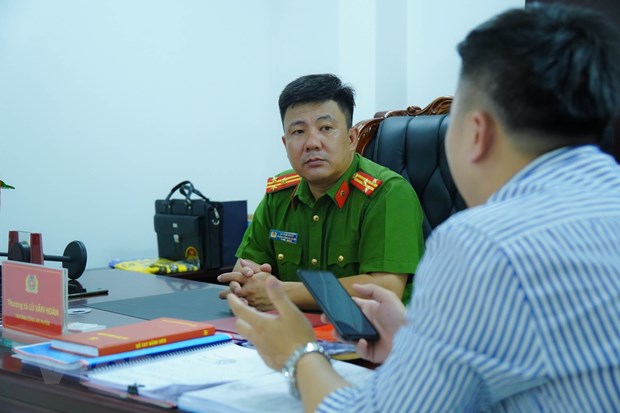 Cán bộ công an xã Huổi Luông, huyện Phong Thổ, tỉnh Lai Châu trò chuyện với người dân trên địa bàn. (Ảnh: Hùng Võ/Vietnam+)
