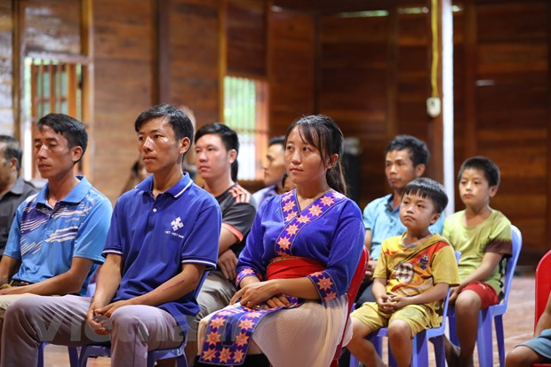 Người dân theo đạo Tin Lành ở điểm sinh hoạt tôn giáo Pờ Ngài, xã Huổi Luông khẳng định một lòng tin theo Đảng, không nghe lời kẻ xấu. (Ảnh: PV/Vietnam+)