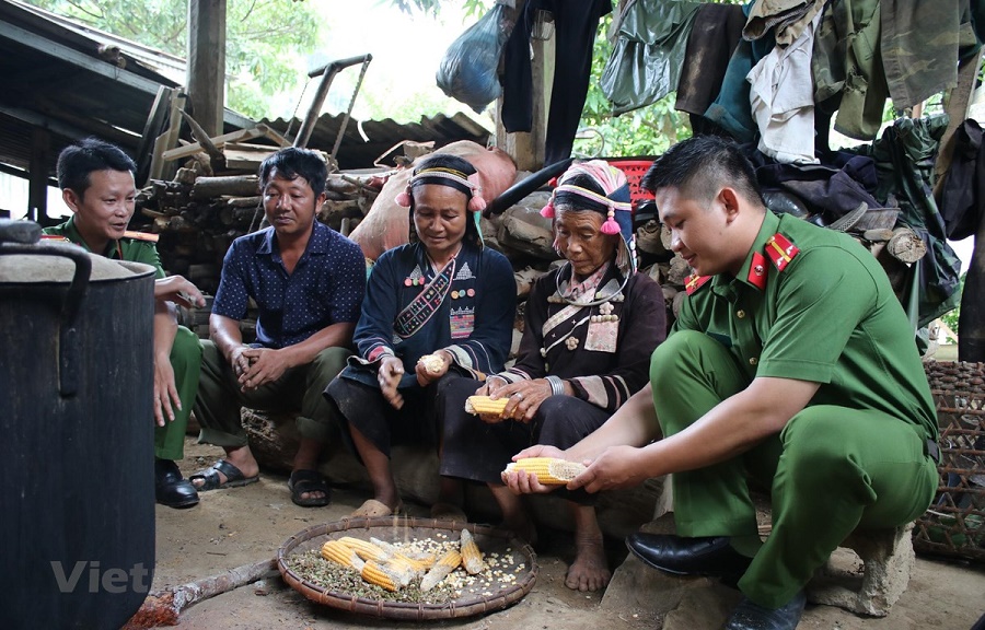 Cán bộ công an xã Huổi Luông, huyện Phong Thổ, tỉnh Lai Châu trò chuyện với người dân trên địa bàn. (Ảnh: Hùng Võ/Vietnam+)