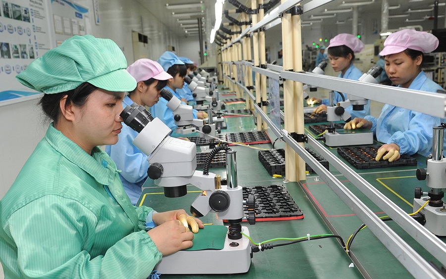 Công ty TNHH Viettonic trong dây chuyền sản xuất.