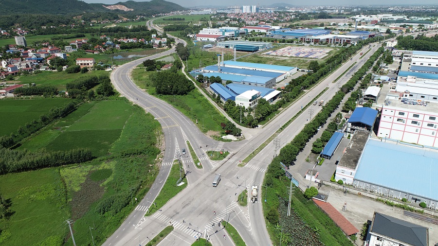 Tuyến đường nối với quốc lộ 37 mới được đầu tư xây dựng góp phần đẩy mạnh thu hút đầu tư vào các khu công nghiệp.