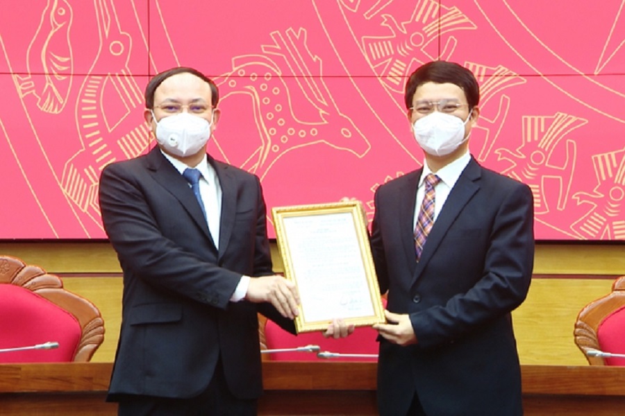 Ngày 1-3-2022, tỉnh Quảng Ninh tổ chức Hội nghị công bố, trao quyết định điều động, phân công đối với cán bộ diện Ban Thường vụ Tỉnh ủy quản lý. Trong ảnh: Bí thư Tỉnh ủy Quảng Ninh Nguyễn Xuân Ký trao quyết định cho đồng chí Nguyễn Hồng Dương thôi giữ chức vụ Giám đốc Sở Kế hoạch và Đầu tư để đảm nhận chức vụ Trưởng Ban Tuyên giáo Tỉnh ủy Quảng Ninh.