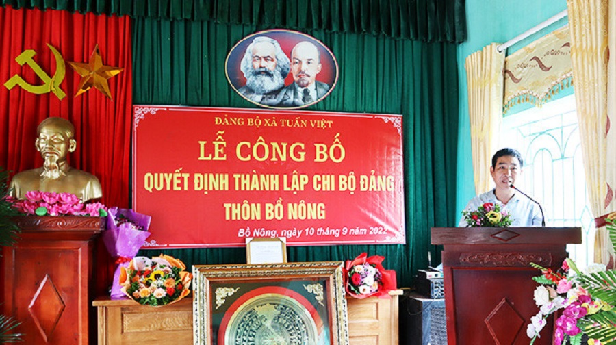Bí thư Chi bộ thôn Bồ Nông báo cáo phương hướng, mục tiêu, nhiệm vụ của chi bộ trong nhiệm kỳ 2022-2025.
