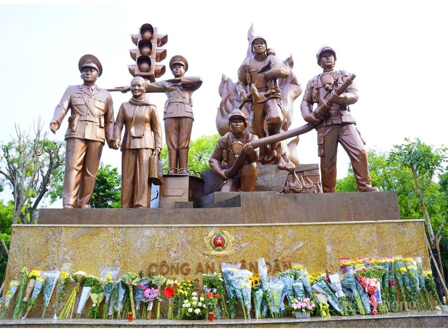 Tượng đài Công an nhân dân - ảnh: Cấn Dũng.