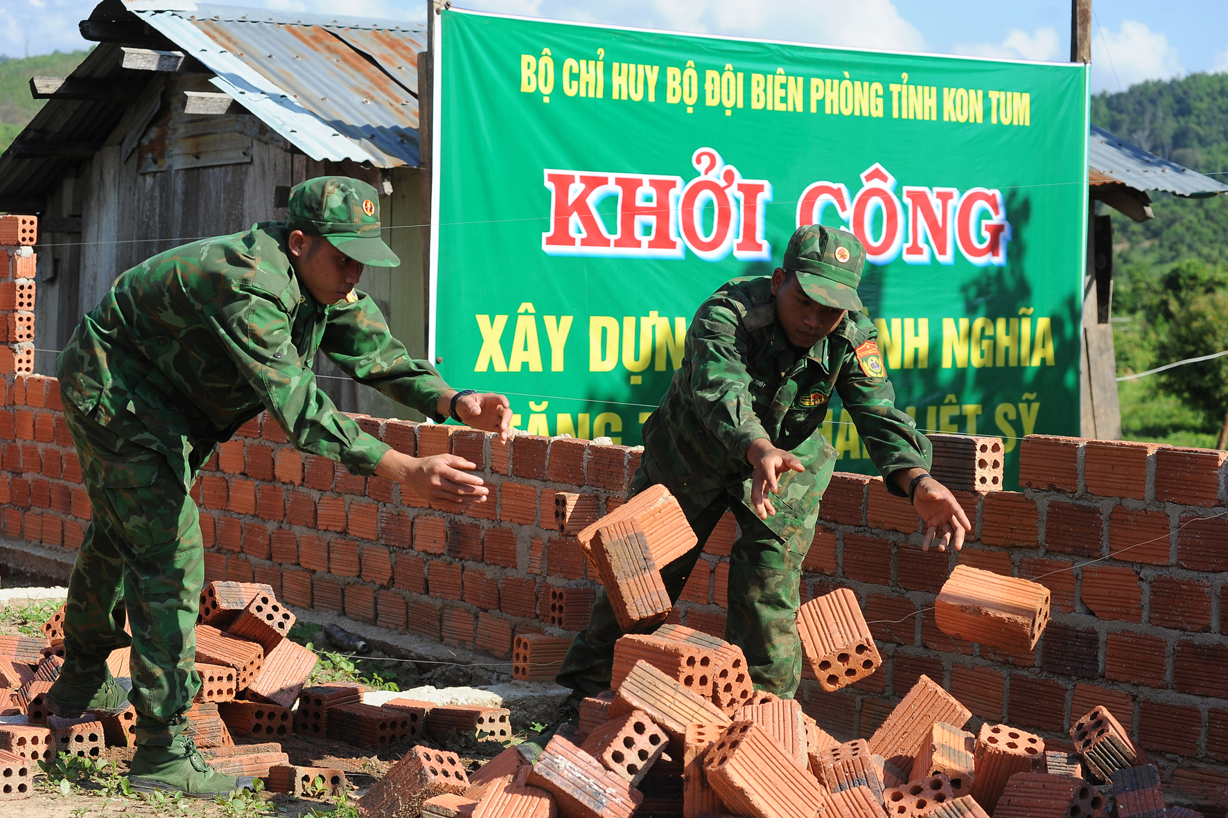 Cùng chính quyền địa phương xây nhà tình nghĩa cho dân.