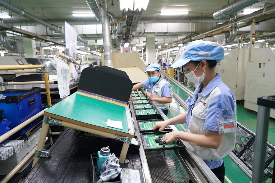 Người lao động làm việc tại Công ty TNHH Katolec Việt Nam, Khu công nghiệp Quang Minh, Hà Nội. Ảnh: Phạm Hùng.