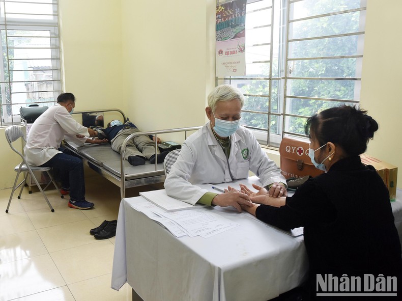 Dù tuổi cao, ông vẫn tích cực cùng các đoàn công tác y tế lên các thôn bản vùng cao, vùng sâu, vùng xa thuộc các tỉnh biên giới như: Lạng Sơn, Cao Bằng, Thái Nguyên… Mỗi chuyến đi như vậy kéo dài từ 1 đến 2 tuần, khám, chữa bệnh miễn phí cho hàng nghìn lượt đồng bào dân tộc thiểu số.