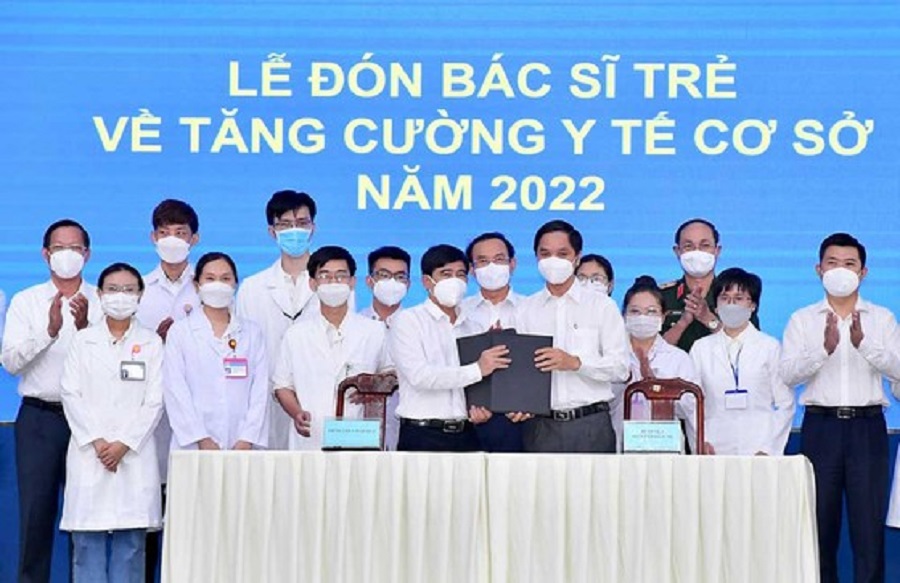 Bí thư Thành ủy TPHCM Nguyễn Văn Nên động viên các bác sĩ trẻ được tăng cường về y tế cơ sở tháng 2-2022. Ảnh: VIỆT DŨNG.