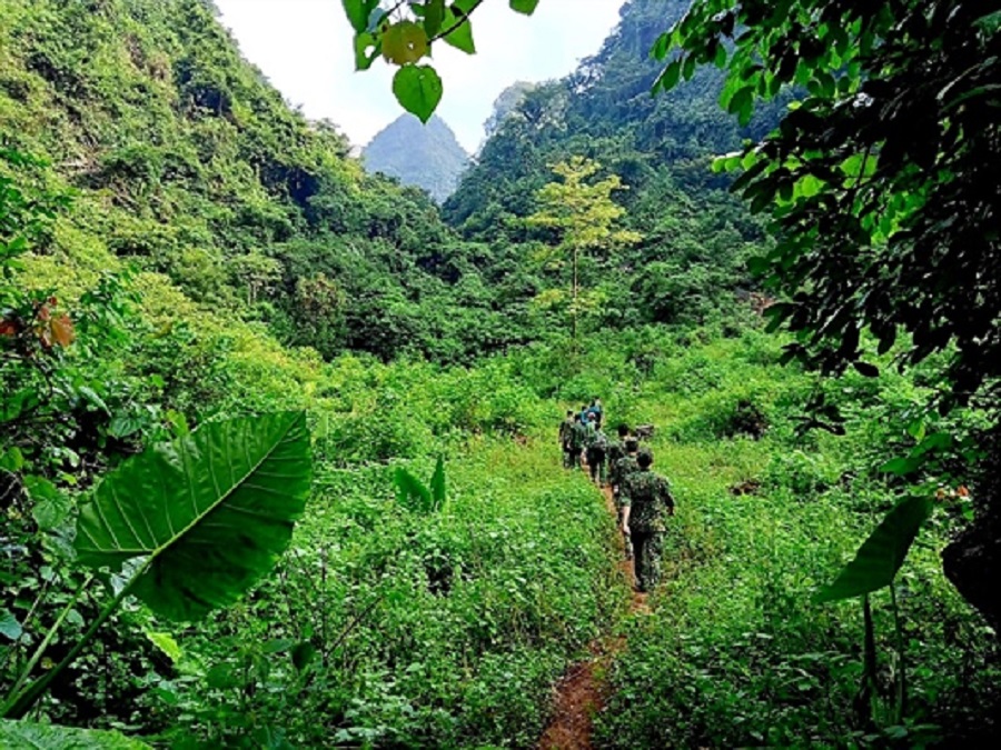 Bí thư Đảng ủy xã Đàm Thủy, huyện Trùng Khánh Lương Văn La cùng các chiến sĩ biên phòng lên cột