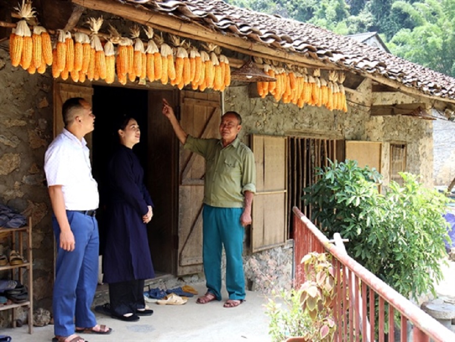 Bí thư Đảng ủy xã Đàm Thủy Lương Văn La (ngoài cùng bên trái), Bí thư chi bộ xóm Bản Gun Khuổi Ky Nông Ích Đạt (ngoài cùng bên phải) và Triệu Thị Huệ, Chủ tịch Hội liên hiệp phụ nữ x