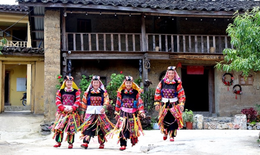 Phụ nữ thôn Lô Lô Chải tự tin trong trang phục truyền th