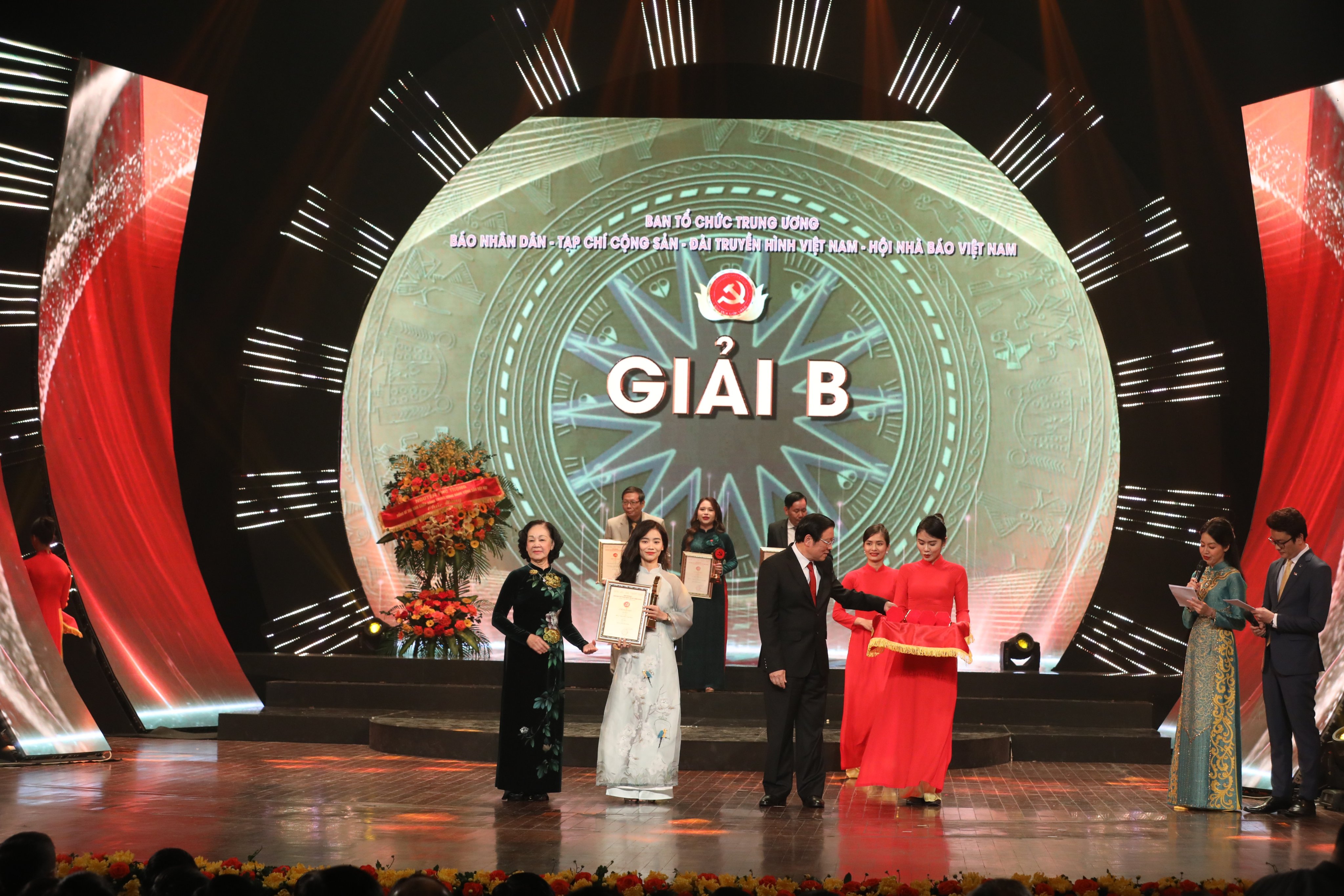 Tác giả loạt bài "Bàn về dụng nhân trong Đảng"