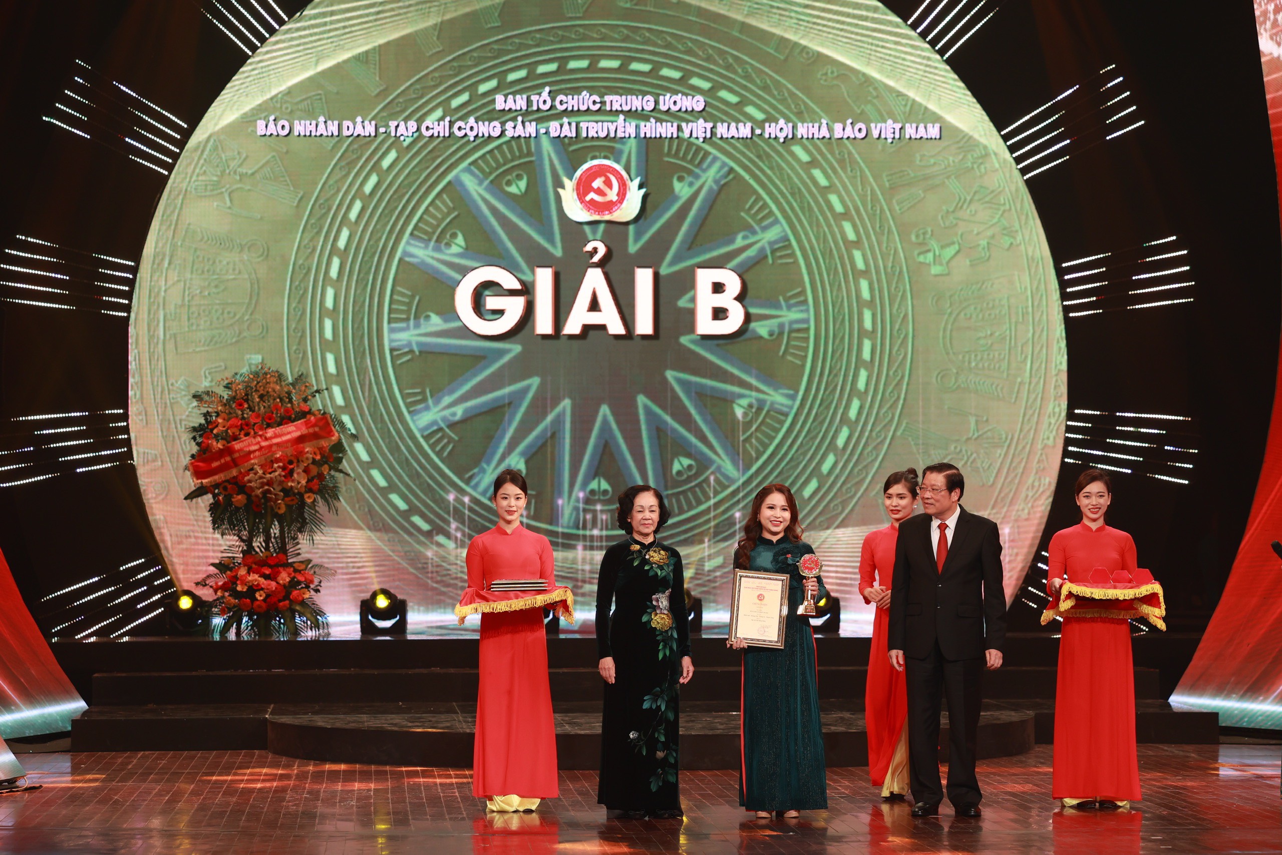 Đại diện nhóm tác giả của loạt bài "Để từ chức trở thành văn hóa"