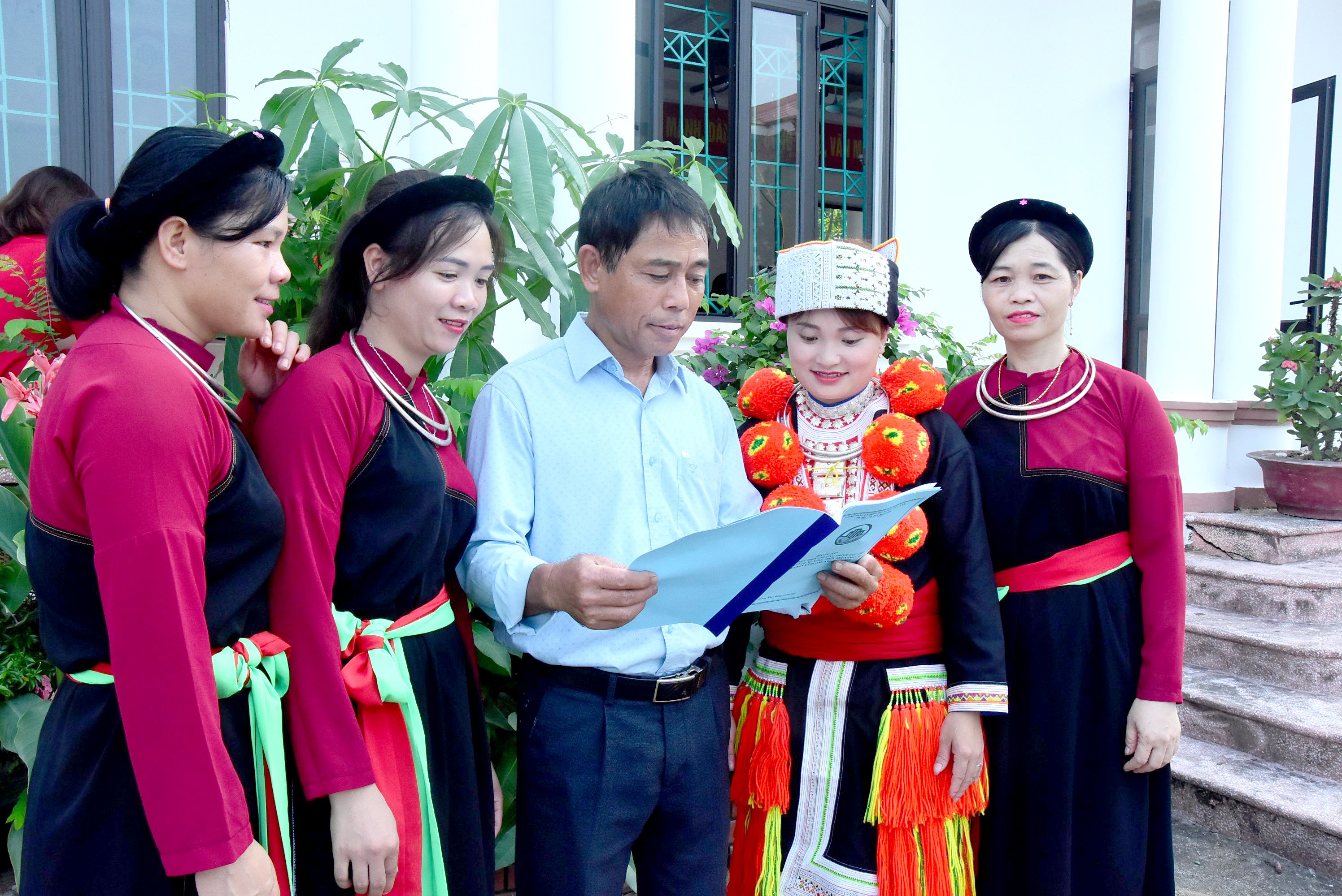 Đồng chí Nguyễn Văn Xuân, Bí thư Chi bộ thôn Núi Cảy, xã Hoàng Khai, huyện Yên Sơn vận động đồng bào dân tộc thiểu số tham gia thực hiện các tiêu chí xây dựng nông thôn mới.