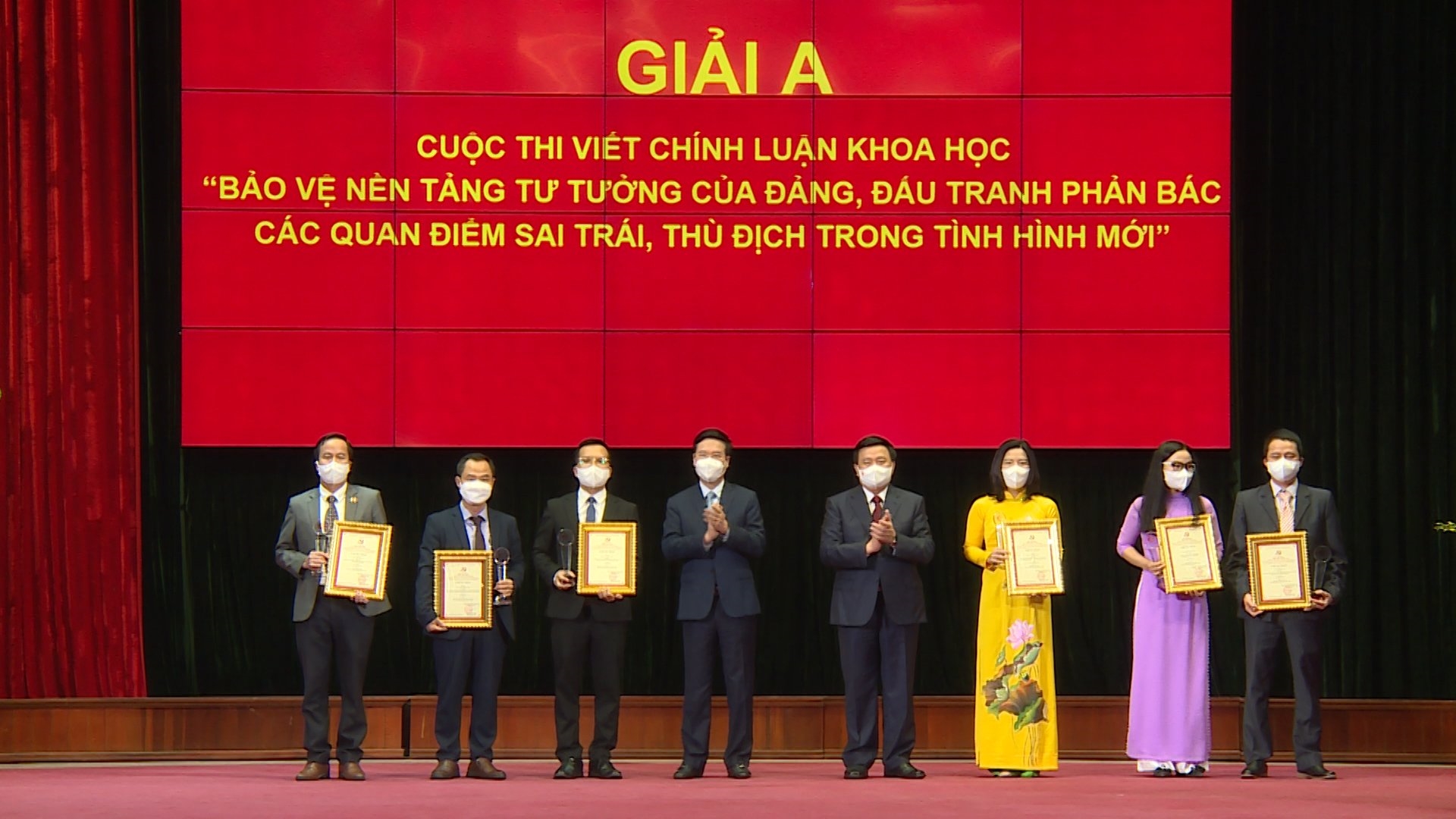 Thường trực Ban Bí thư Võ Văn Thưởng và Giám đốc Học viện Chính trị quốc gia Hồ Chí Minh, Chủ tịch Hội đồng Lý luận Trung ương Nguyễn Xuân Thắng trao giải A cho các tác giả cuộc thi viết chính luận khoa học “Bảo vệ nền tảng tư tưởng của Đảng, đấu tranh phản bác các quan điểm sai trái, thù địch trong tình hình mới”.