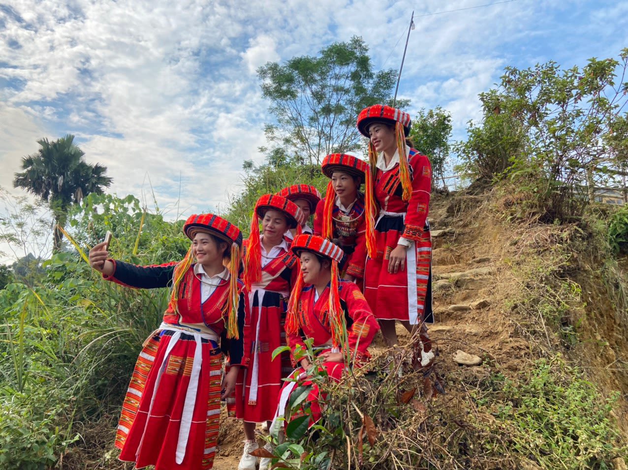 Phụ nữ Pà Thẻn xã Hồng Quang (Lâm Bình) trong trang phục truyền thống.
