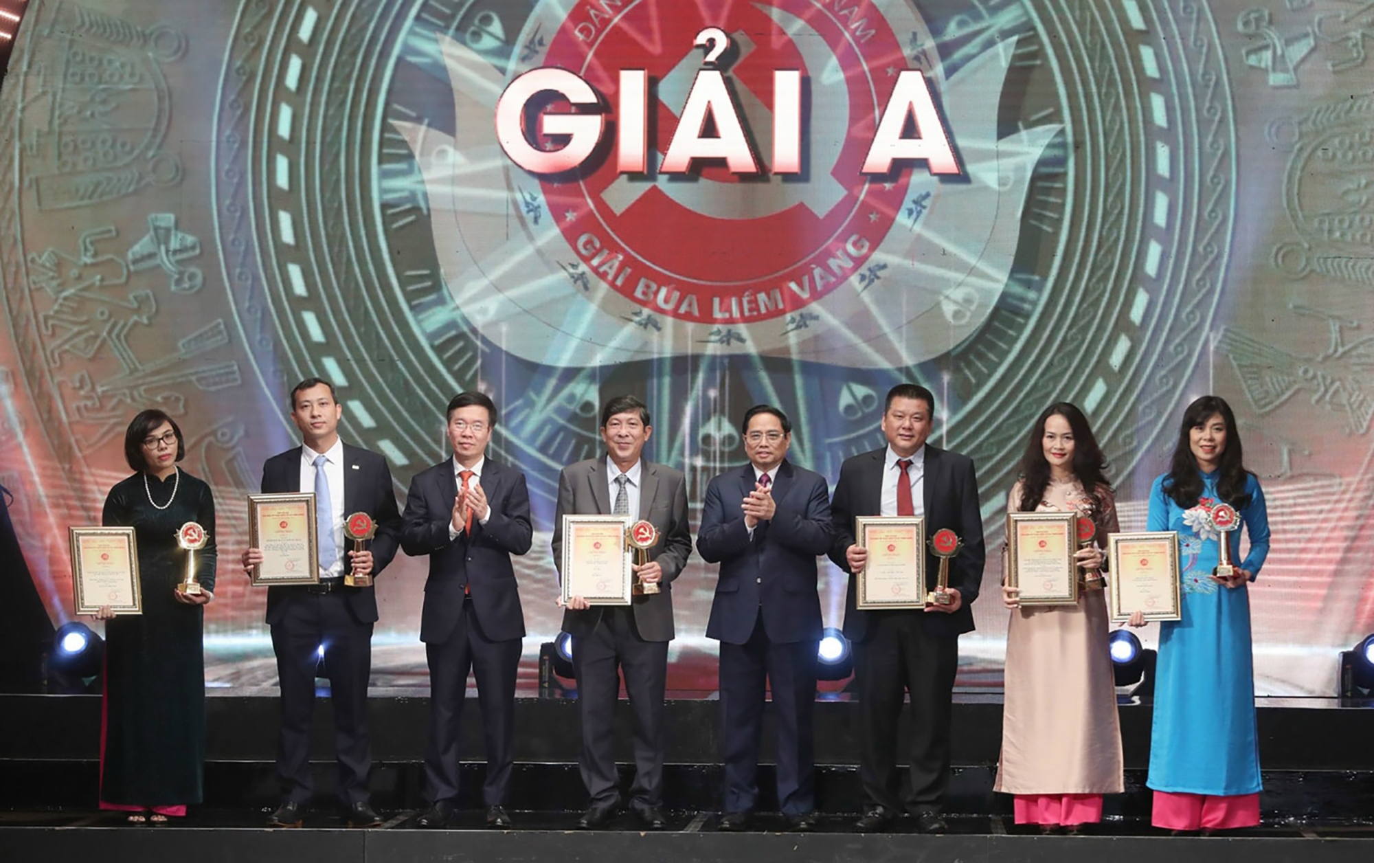 Thủ tướng Phạm Minh Chính và Thường trực Ban Bí thư Võ Văn Thưởng trao giải A cho các tác giả, nhóm tác giả đạt giải báo chí toàn quốc về xây dựng Đảng (mang tên Búa liềm vàng) lần thứ VI-năm 2021 - Ảnh: Phạm Cường