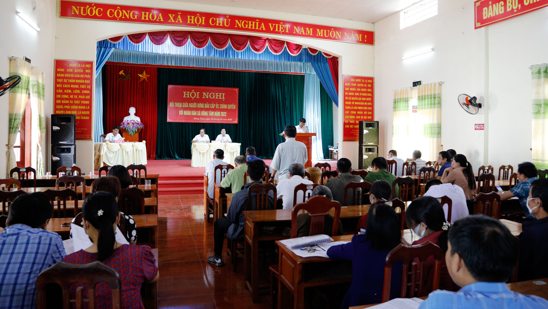 Bí thư, Chủ tịch xã Đồng Tâm gặp gỡ, đối thoại với nhân dân.