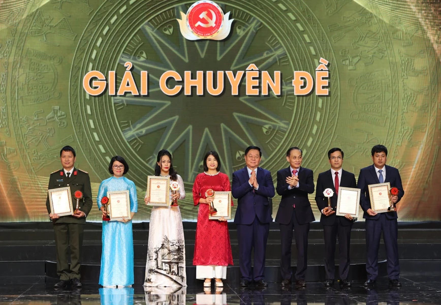 Trưởng Ban Tuyên giáo Trung ương Nguyễn Trọng Nghĩa và Trưởng Ban Đối ngoại Trung ương Lê Hoài Trung trao giải chuyên đề cho các tác giả, nhóm tác giả.
