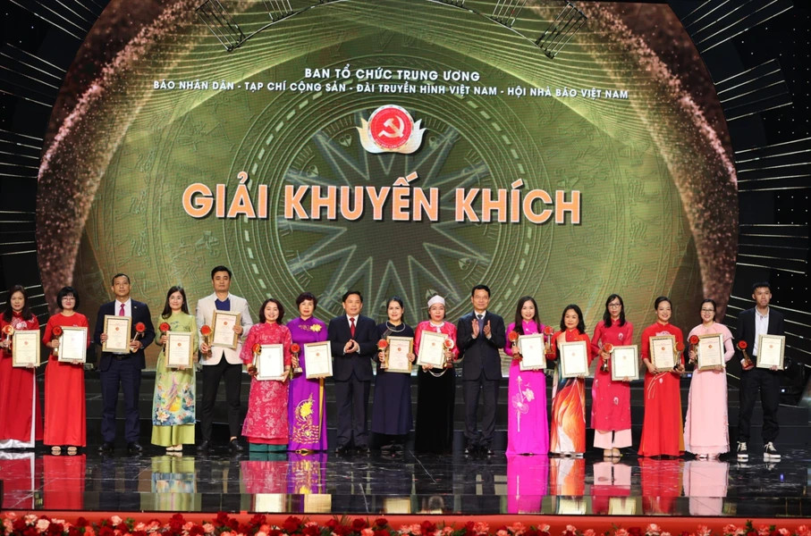 Bí thư Đảng ủy Khối Các cơ quan Trung ương Nguyễn Văn Thể và Bộ trưởng Bộ Thông tin và Truyền thông Nguyễn Mạnh Hùng trao giải cho các tác giả, nhóm tác giả đoạt giải Khuyến khích.