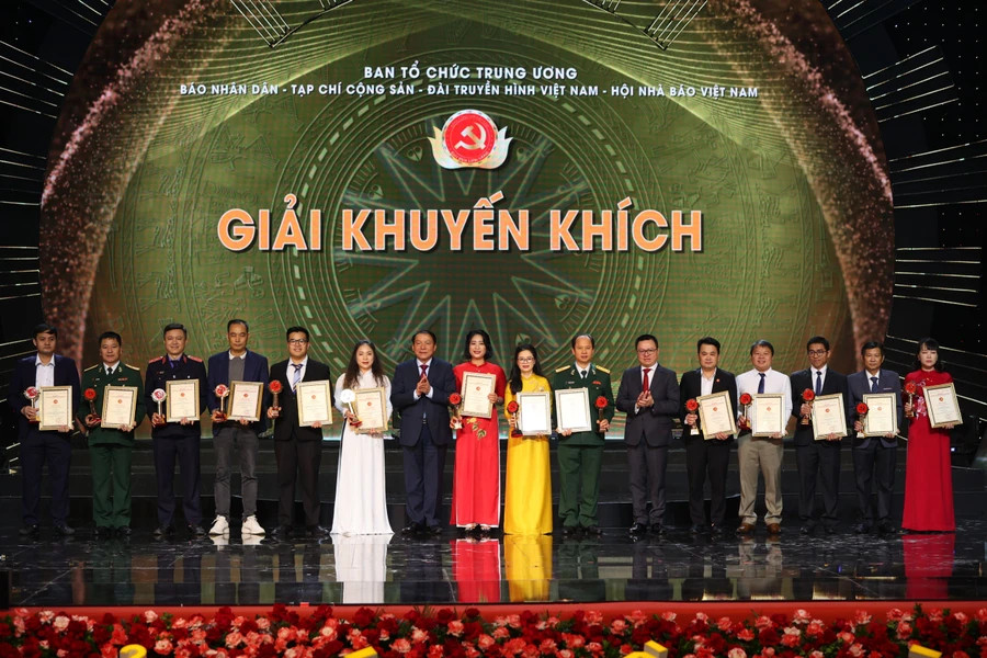 Bộ trưởng Bộ Văn hóa - Thể thao và Du lịch Nguyễn Văn Hùng và Tổng Biên tập Báo Nhân Dân, Chủ tịch Hội Nhà báo Việt Nam, Phó Trưởng Ban Tuyên giáo Trung ương Lê Quốc Minh trao giải cho các tác giả, nhóm tác giả đoạt giải Khuyến khích.