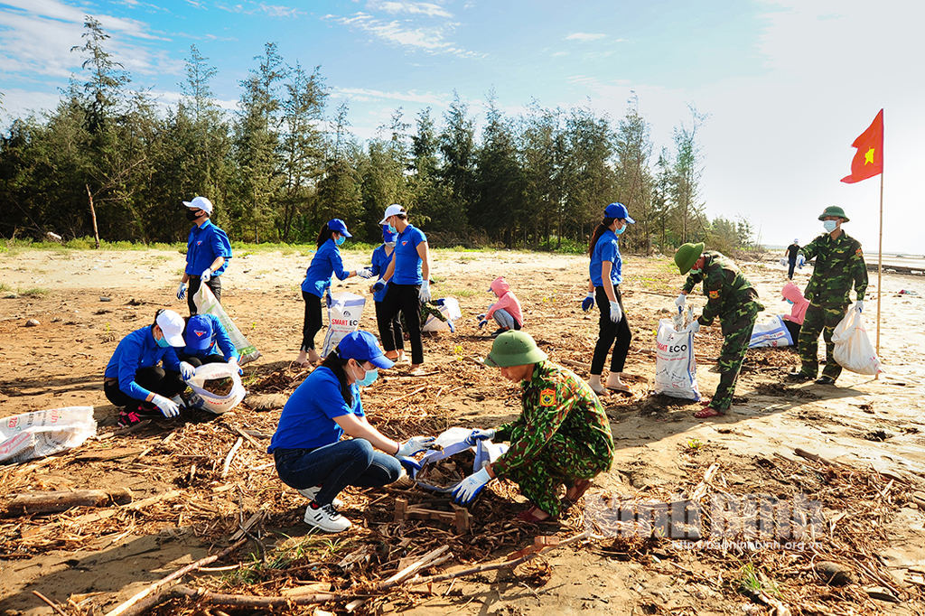 Không chỉ tham gia trồng rừng, hoạt động bảo vệ rừng cũng được các lực lượng, đoàn thể, địa phương trong tỉnh chú trọng thực hiện thông qua việc tổ chức thu gom rác thải, làm sạch biển. Chiến dịch "Hãy làm sạch biển" và các hoạt động "Ngày thứ 7 xanh - Ngày chủ nhật sạch", hưởng ứng Ngày Môi trường thế giới (5/6) đã cơ bản đem lại những hiệu quả nhất định, góp phần vào công tác bảo vệ môi trường biển.