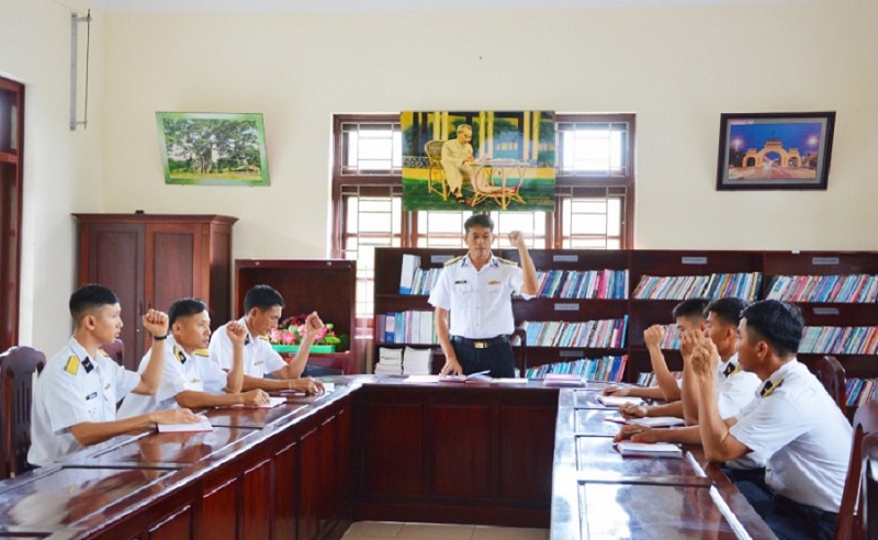 Đại úy Lý Quý Cường (người giữa ảnh) và các đảng viên biểu quyết thông qua Nghị quyết trong một buổi sinh hoạt Đảng tại đảo Trường Sa.