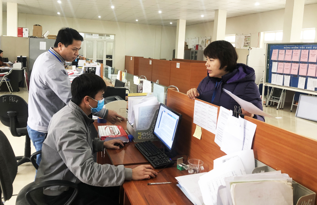 Chủ tịch UBND thị trấn Tà Lùng (Quảng Hòa) Đàm Thị Phượng kiểm tra cán bộ cập nhật các văn bản Hệ thống thông tin một cửa điện tử, công khai, minh bạch thủ tục hành chính.