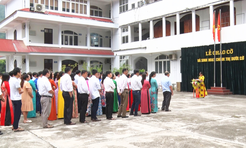 Sinh hoạt tư tưởng chính trị dưới cờ để rèn luyện đạo đức, nhắc nhở cán bộ, đảng viên.