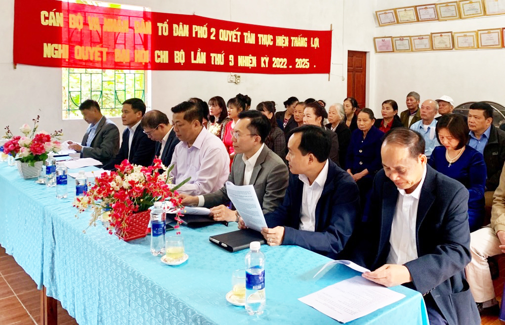 Bí thư Tỉnh ủy Trần Hồng Minh dự buổi sinh hoạt Chi bộ tại Tổ dân phố 2, thị trấn Tĩnh Túc (Nguyên Bình). Ảnh Thanh Thúy