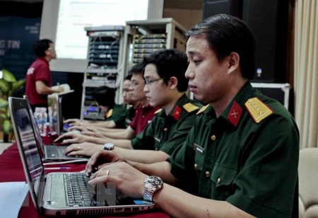 Diễn tập tình huống phòng, chống tấn công làm tê liệt mạng thông tin thành phố.
            Ảnh: TTXVN